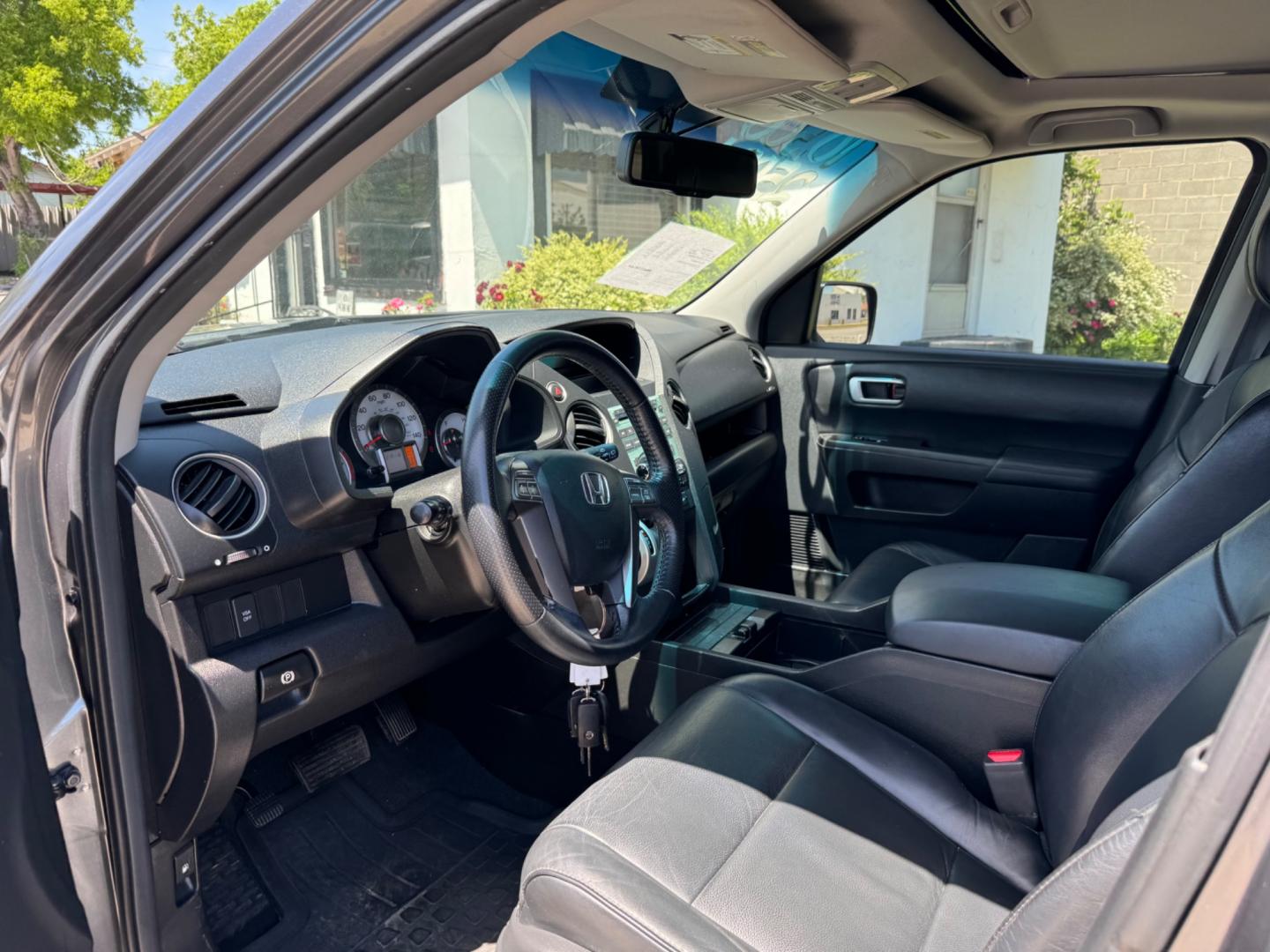 2010 Gray Honda Pilot (5FNYF3H5XAB) , Automatic transmission, located at 3624 Hemphill St., Fort Worth, TX, 76110, (817) 926-8921, 32.696205, -97.331985 - Photo#5